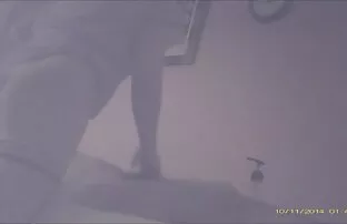 Z tatuażem na darmowe zdjęcia erotyczne ramieniu, z zamkniętymi oczami