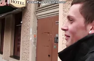 Sekretarka zdjęła sex galerie darmowe mu głowę w fotelu