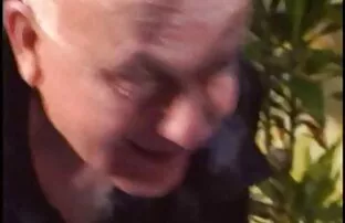 Piękno sex darmowe fotki wąskiej ryby w basenie kusi tych, którzy ufają jej kaczce